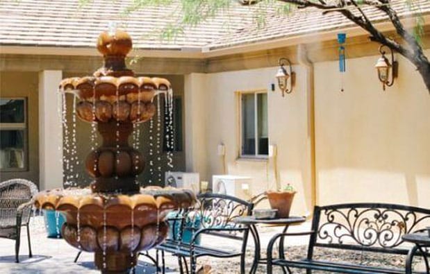 Drug & Alcohol Detox Treatment Fountain and seating outside the detox treatment center in Phoenix, AZ